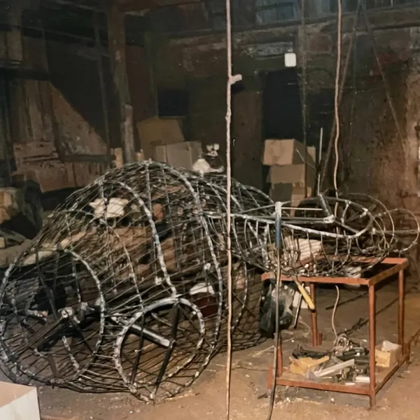 Personne dans la forge en position assise