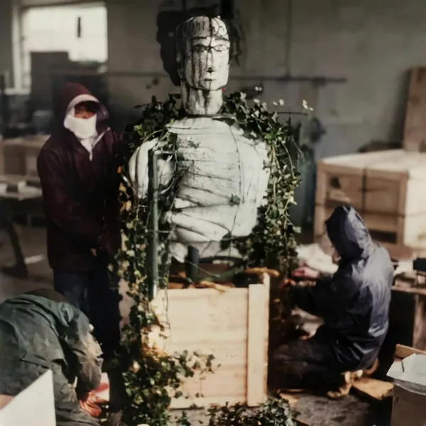 Mens in Japan, bezig met opvulling